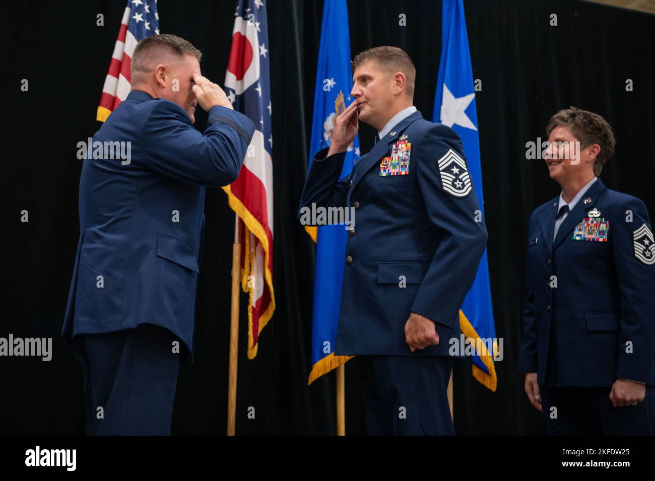 Sergent-chef de la Force aérienne des États-Unis. Troy Taylor a été nommé douzième chef de commandement de l'État de l'Ohio pour la Garde nationale aérienne de l'Ohio lors d'une cérémonie de changement d'autorité sur 10 septembre 2022, à l'arsenal de Robert S. Beightler à Columbus, Ohio. Le général de division James Camp, l'Adjudant général adjoint de l'Air, de la Garde nationale de l'Ohio, a exécuté la cérémonie en tant que Taylor a accepté l'autorité du chef de commandement de l'État précédent, le Sgt. Heidi Bunker. Banque D'Images