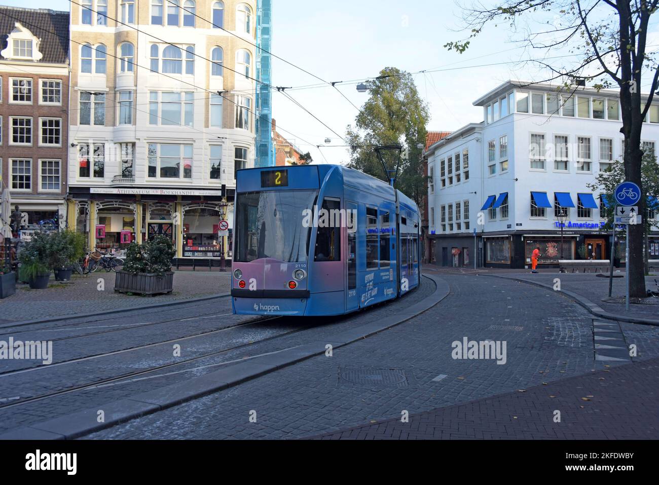Un tramway passant par la place Spui historique dans le centre de la vieille ville d'Amsterdam, pays-Bas Banque D'Images