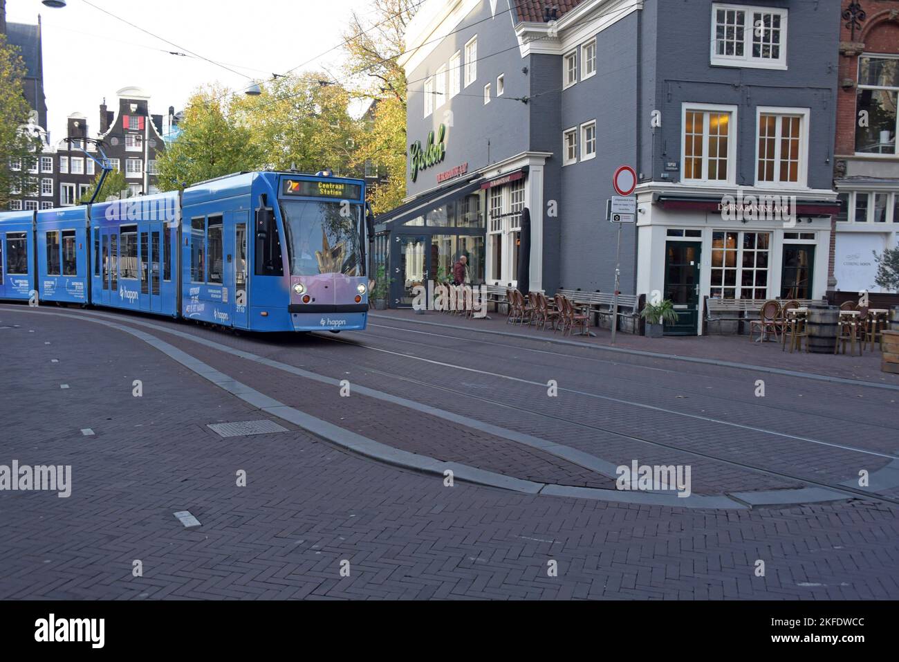 Un tramway passant par la place Spui historique dans le centre de la vieille ville d'Amsterdam, pays-Bas Banque D'Images