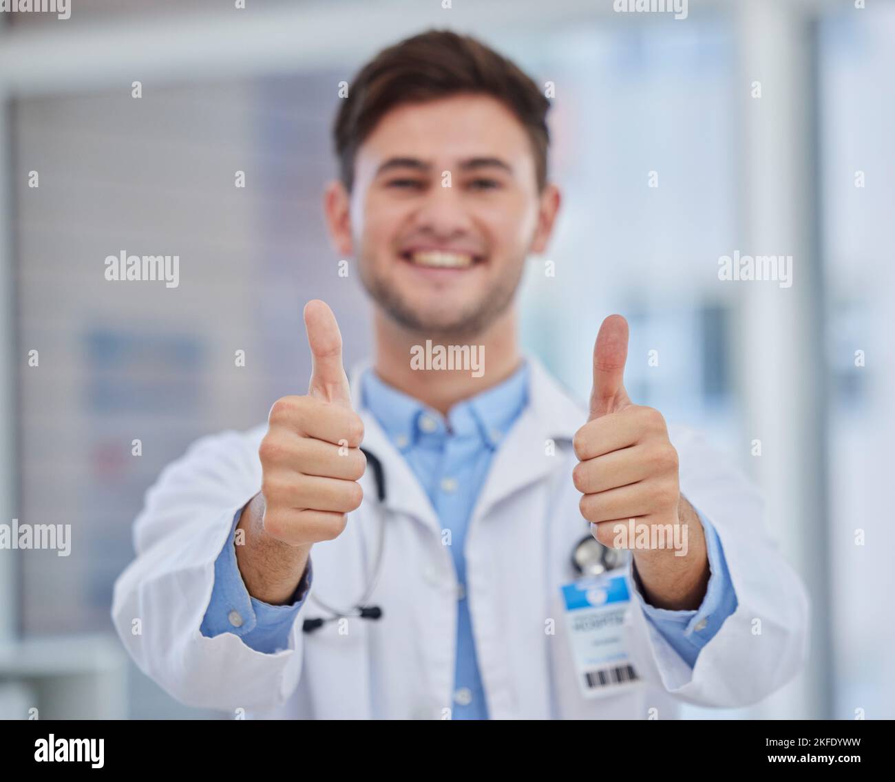 Soins de santé, pouces et portrait du médecin à l'hôpital avec signe de la main pour de bonnes nouvelles, l'accord et le succès. Soins médicaux, merci et santé Banque D'Images