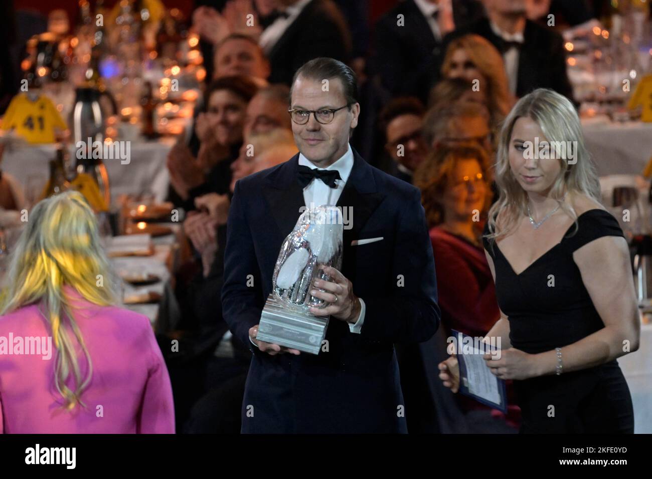 Le Prince Daniel remet un prix au Gala de l'Association suédoise de hockey sur glace qui s'est tenu à l'Avicii Arena, Stockholm, Suède, 17 novembre 2022. Photo: Janeri Banque D'Images