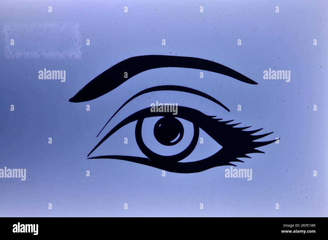 Peinture symbolique des yeux sur bleu verre noir Banque D'Images