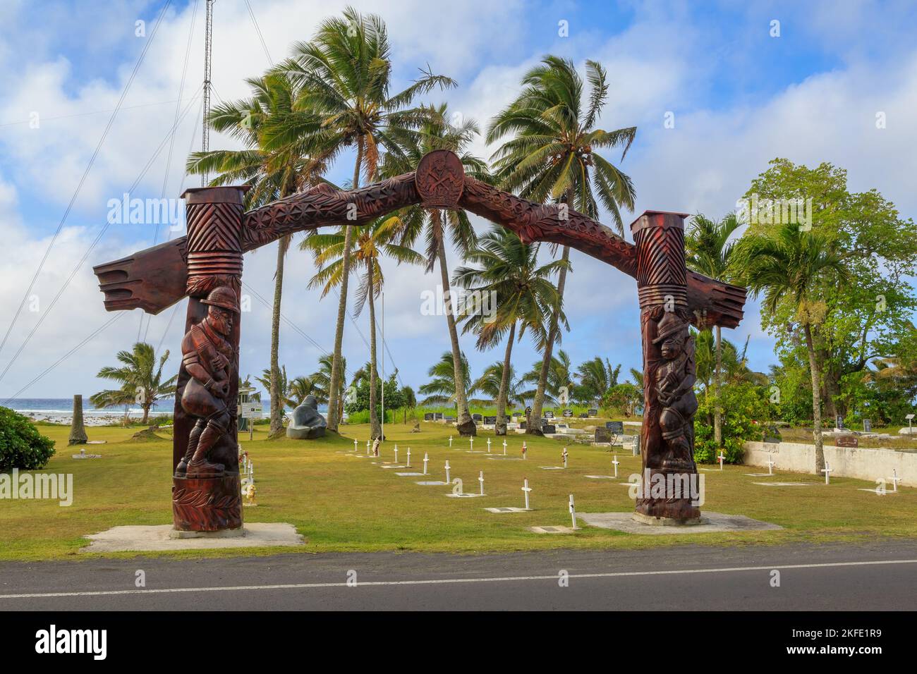 Le cimetière de la RSA (Association des militaires de retour) à Rarotonga, aux îles Cook. L'arche dépeint des soldats tenant une pelle et une coquille d'artillerie Banque D'Images