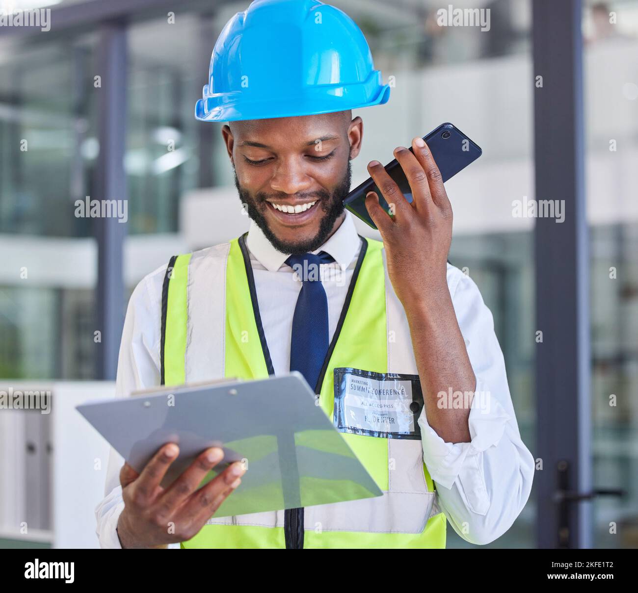 Travailleur de la construction, presse-papiers et téléphone avec un homme sur un appel wifi dans un bureau d'ingénierie. Architecture, entrepreneur et homme afro-américain de lecture Banque D'Images
