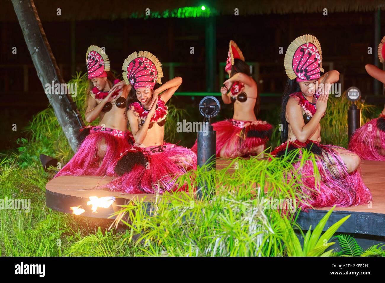 Des danseuses de Rarotonga, aux îles Cook, se produisent lors d'un spectacle culturel nocturne Banque D'Images
