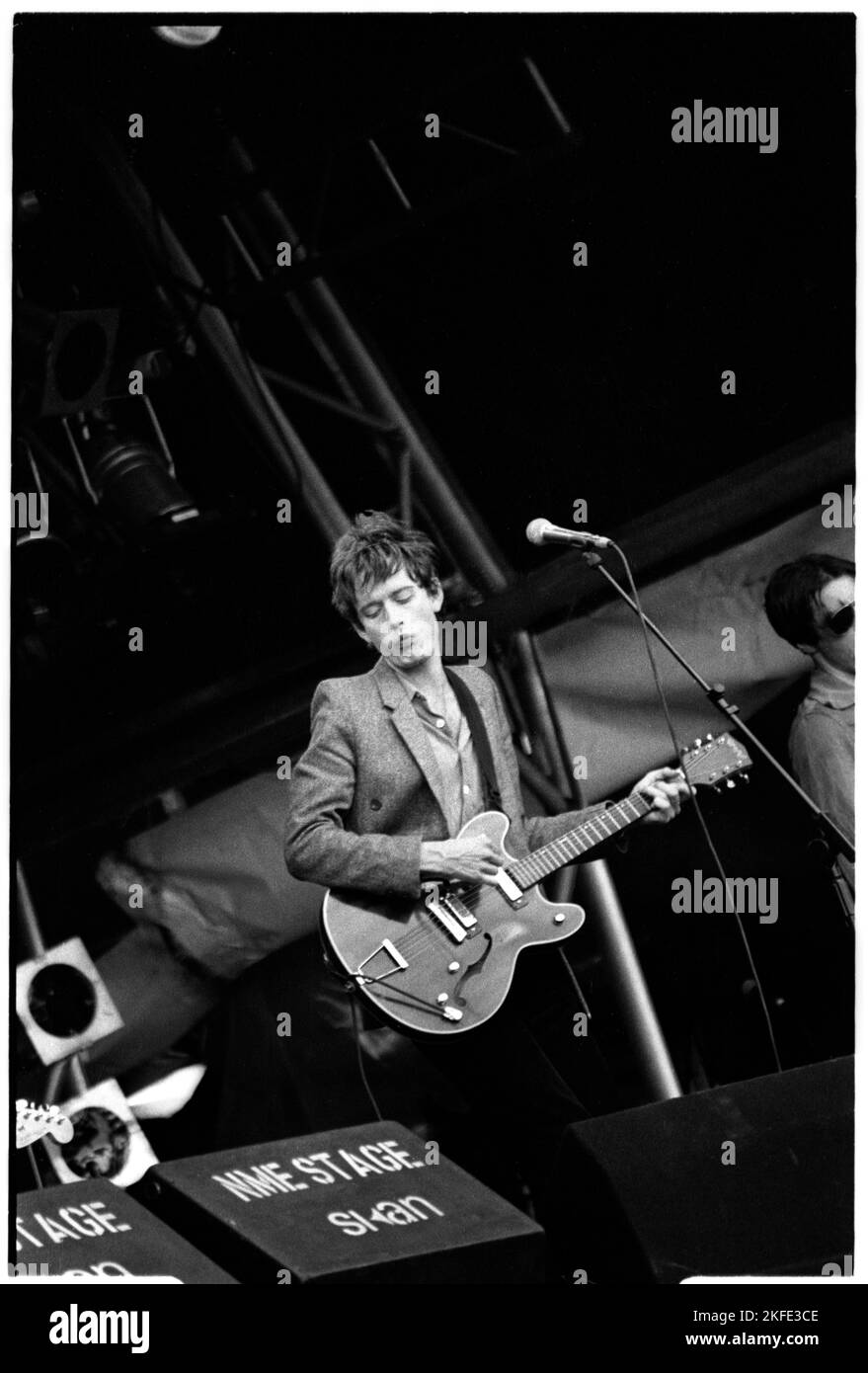 JARVIS COCKER, PULP, GLASTONBURY NME STAGE, 1994 : Jarvis Cocker du groupe pop britannique Pulp joue sur la NME Stage au Glastonbury Festival, dimanche 26 juin 1994. Photographie : Rob Watkins Banque D'Images