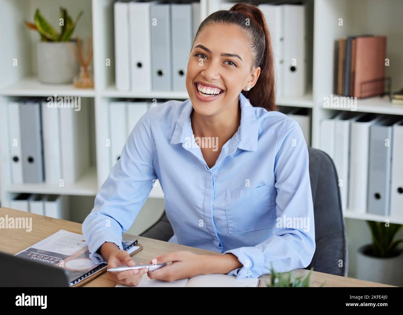 Heureux, sourire et portrait d'une femme d'affaires au bureau travaillant sur des notes d'entreprise pour le projet. Réussite, planification professionnelle et gestionnaire d'entreprise Banque D'Images