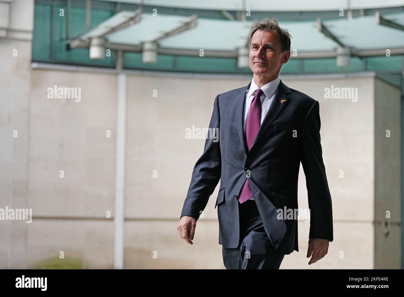 Le chancelier de l'Échiquier Jeremy Hunt donne une interview à la télévision le matin suivant sa déclaration d'automne, devant les studios de la BBC dans le centre de Londres. Date de la photo: Vendredi 18 novembre 2022. Banque D'Images