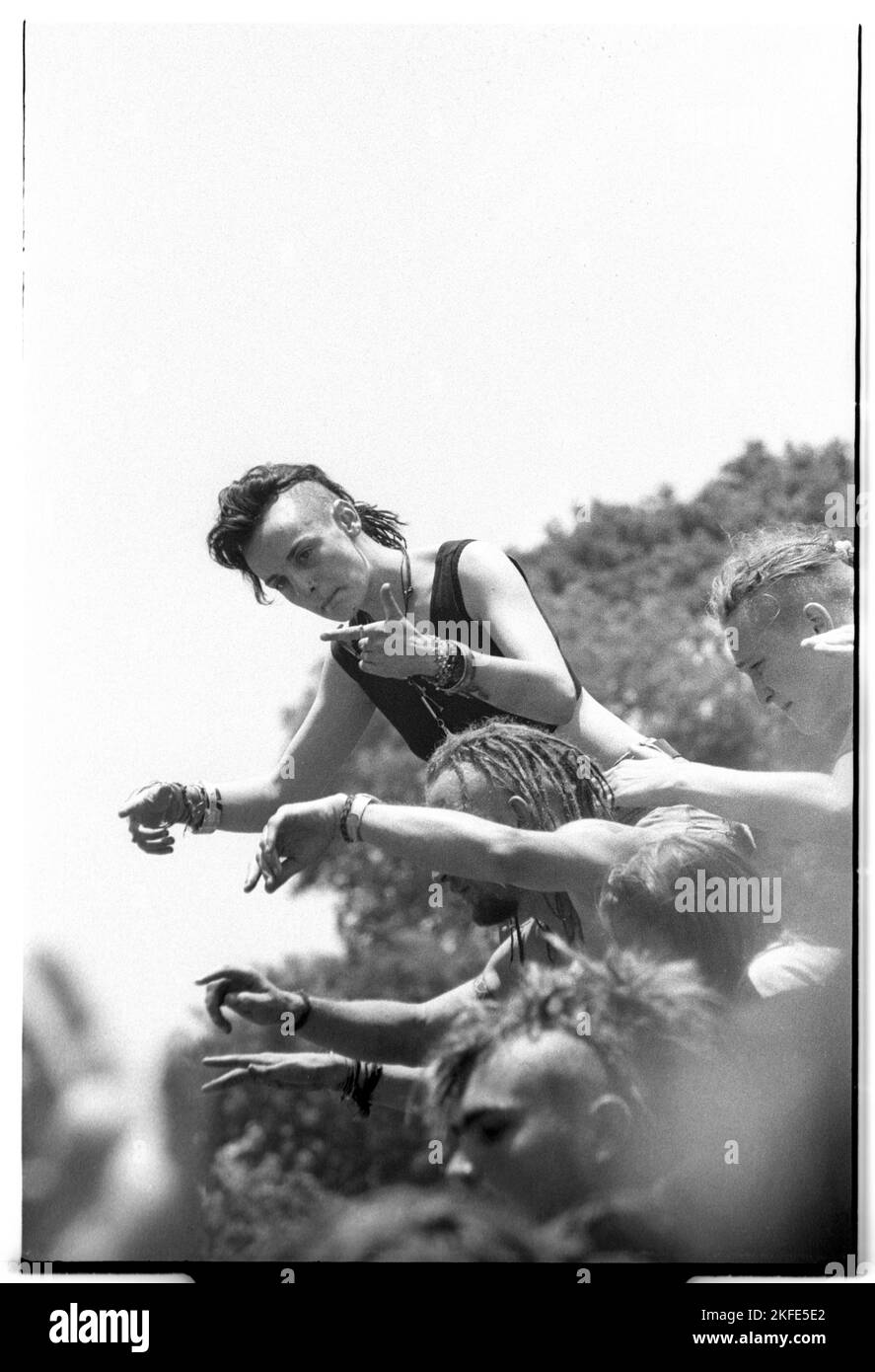 Mohican Hair dansant sur les épaules d'un ami au NME Stage Crowd-surfer au Glastonbury Festival, Pilton, Angleterre, juin 25-27 1993. Photographie : ROB WATKINS Banque D'Images