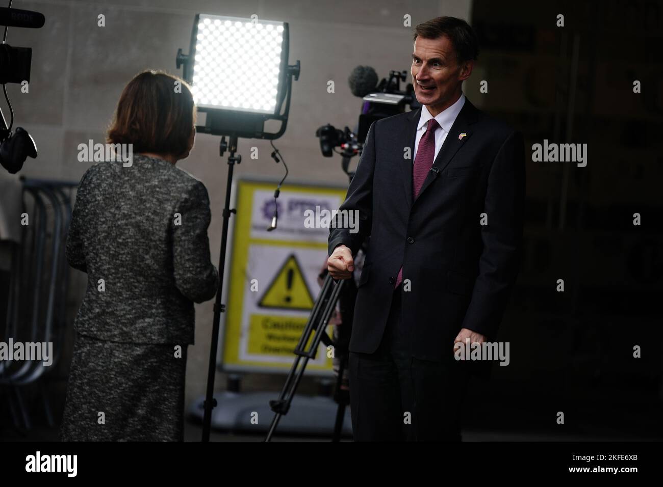 Le chancelier de l'Échiquier Jeremy Hunt donne une interview à la télévision le matin suivant sa déclaration d'automne, devant les studios de la BBC dans le centre de Londres. Date de la photo: Vendredi 18 novembre 2022. Banque D'Images