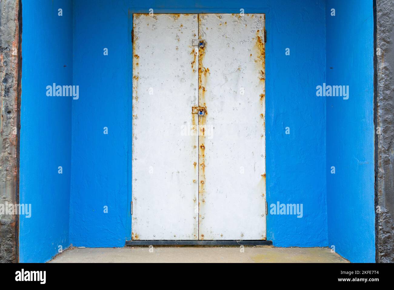 Hutte de plage bleue avec portes en métal argenté à Bexhill-on-Sea, East Sussex, Angleterre Banque D'Images