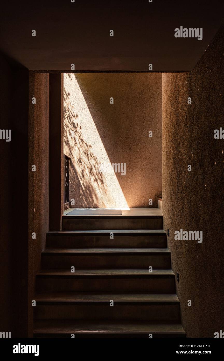 Monter l'escalier dans un mur de sol naturel avec lumière du soleil Banque D'Images