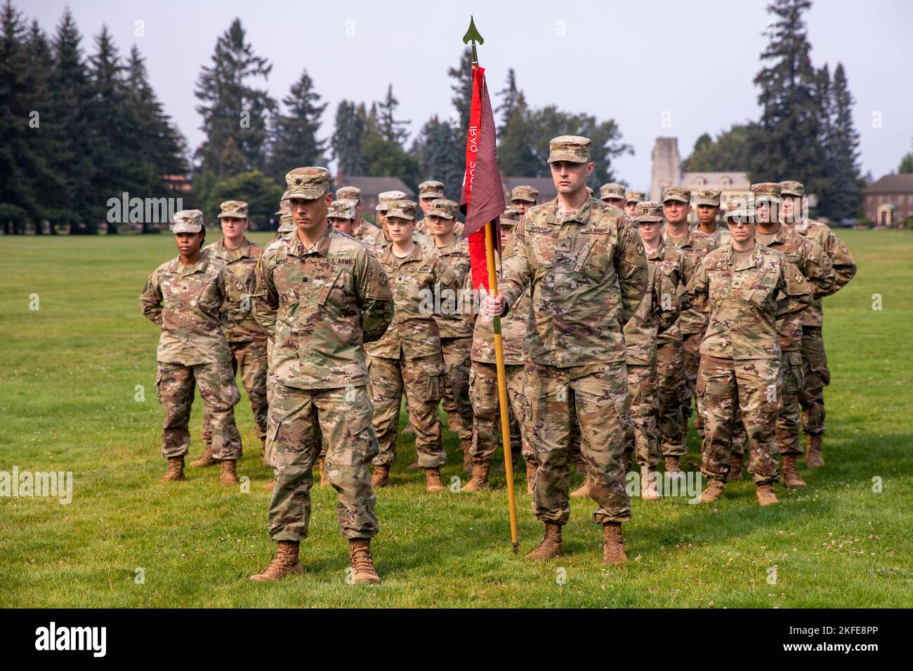 Des soldats du détachement médical de 1972nd (contrôle du stress de combat) sont en formation pendant le Sgt. 1st cérémonie de remise du cœur violet de la classe Andrea Hayden et du Maj Patrick Sylvers à la retraite le 11 septembre 2022, à la base conjointe Lewis-McChord, Washington. Banque D'Images