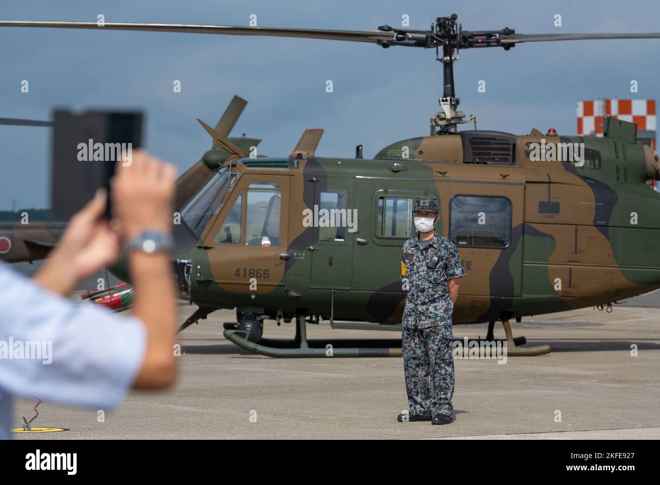 Un membre de la Force aérienne d'autodéfense du Japon (JASDF) a pris sa photo par un participant devant un hélicoptère UH-60 lors de la Misawa Air Fest à la base aérienne de Misawa, au Japon, le 11 septembre 2022. Le spectacle aérien a donné aux membres de la communauté l'occasion de voir divers aéronefs, de rencontrer des militaires et d'observer des démonstrations terrestres et aériennes, englobant la puissance des forces interarmées et bilatérales. Les démonstrations aériennes de cette année ont inclus la Force d'autodéfense au sol japonaise et JASBF F F-35A Lightning II, Mitsubishi F-2, un hélicoptère CH-47J et UH-60 à côté d'un F-16 de l'armée de l'air américaine qui combat Fa Banque D'Images
