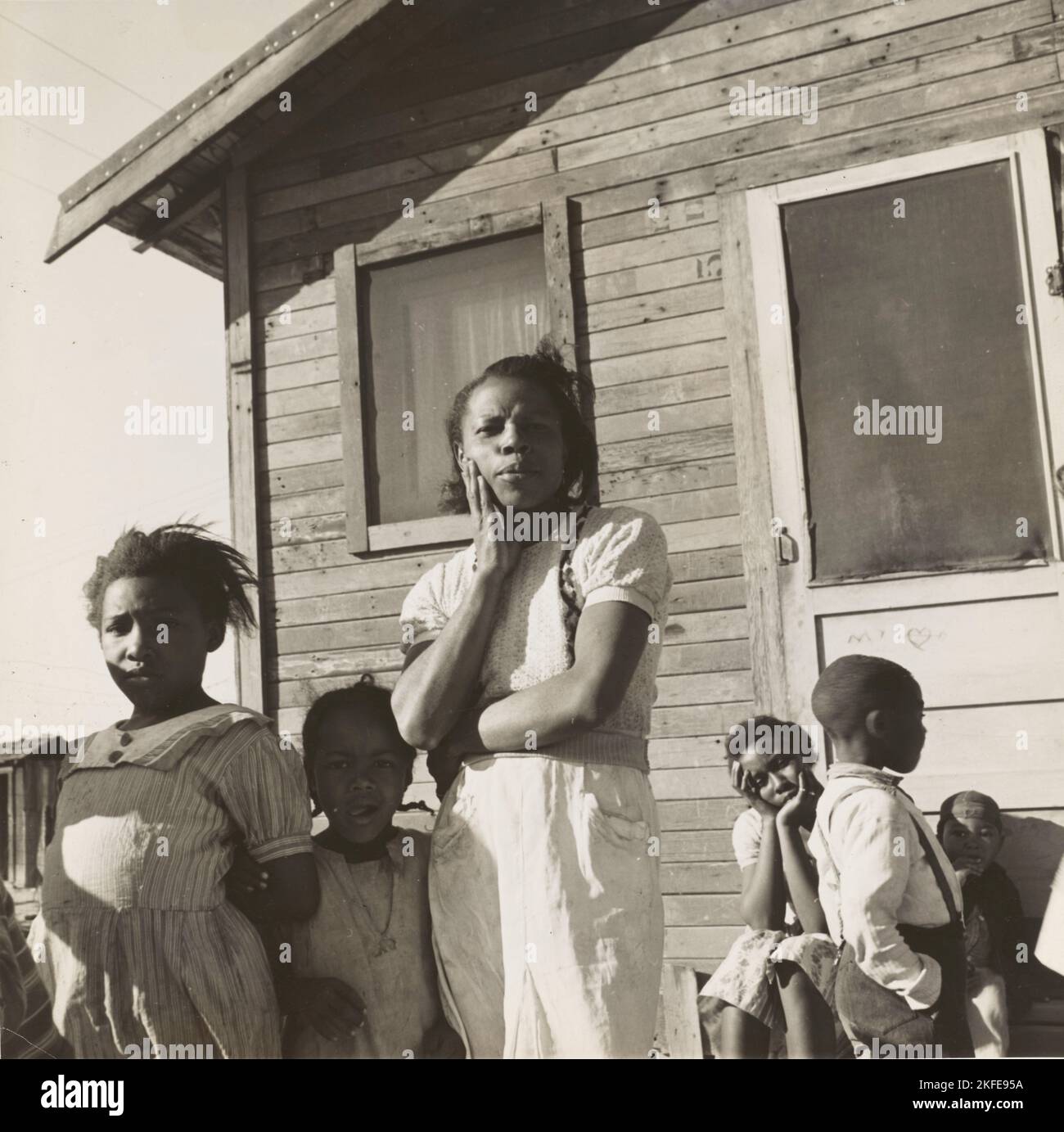 Famille de couleur de proximité de Houston, Texas. Été en Californie pendant deux ans. Le mari est venu le premier, plus tard envoyé pour la femme et deux enfants, qui ont voyagé en bus (sur une voiture autorisée, le prix de six dollars, voyage de nuit et de jour). Mari maintenant en travaux Administration des progrès (WPA), 1939. Banque D'Images