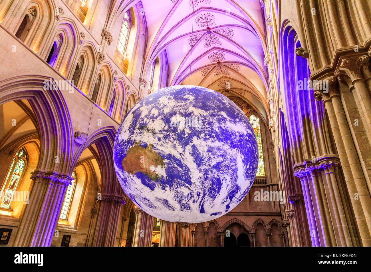 L'installation d'art 'Gaia', un globe de 7m de diamètre avec des images spatiales de la NASA de la Terre par Luke Jerram, dans la nef de la cathédrale de Wells, Somerset, Angleterre, Royaume-Uni Banque D'Images