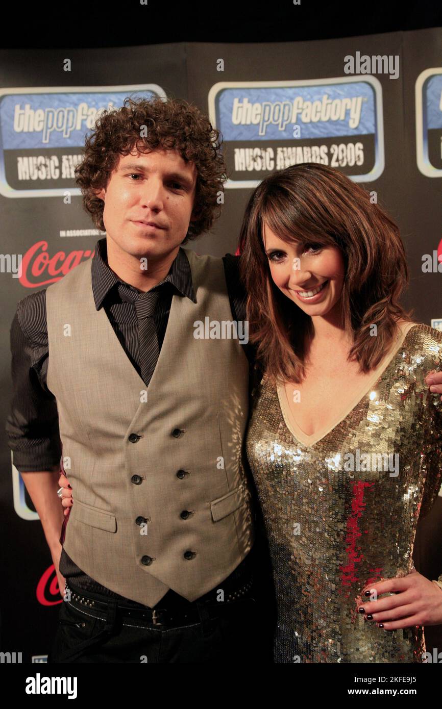 Les présentateurs de la télévision Alex Jones et Colin Francies au Popfactory Awards à la Bourse du charbon de Cardiff, 30 novembre 2006. Photo © ROB WATKINS Banque D'Images