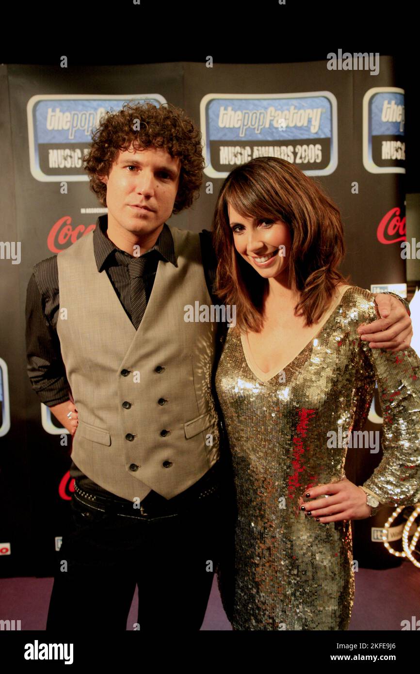 Les présentateurs de la télévision Alex Jones et Colin Francies au Popfactory Awards à la Bourse du charbon de Cardiff, 30 novembre 2006. Photo © ROB WATKINS Banque D'Images