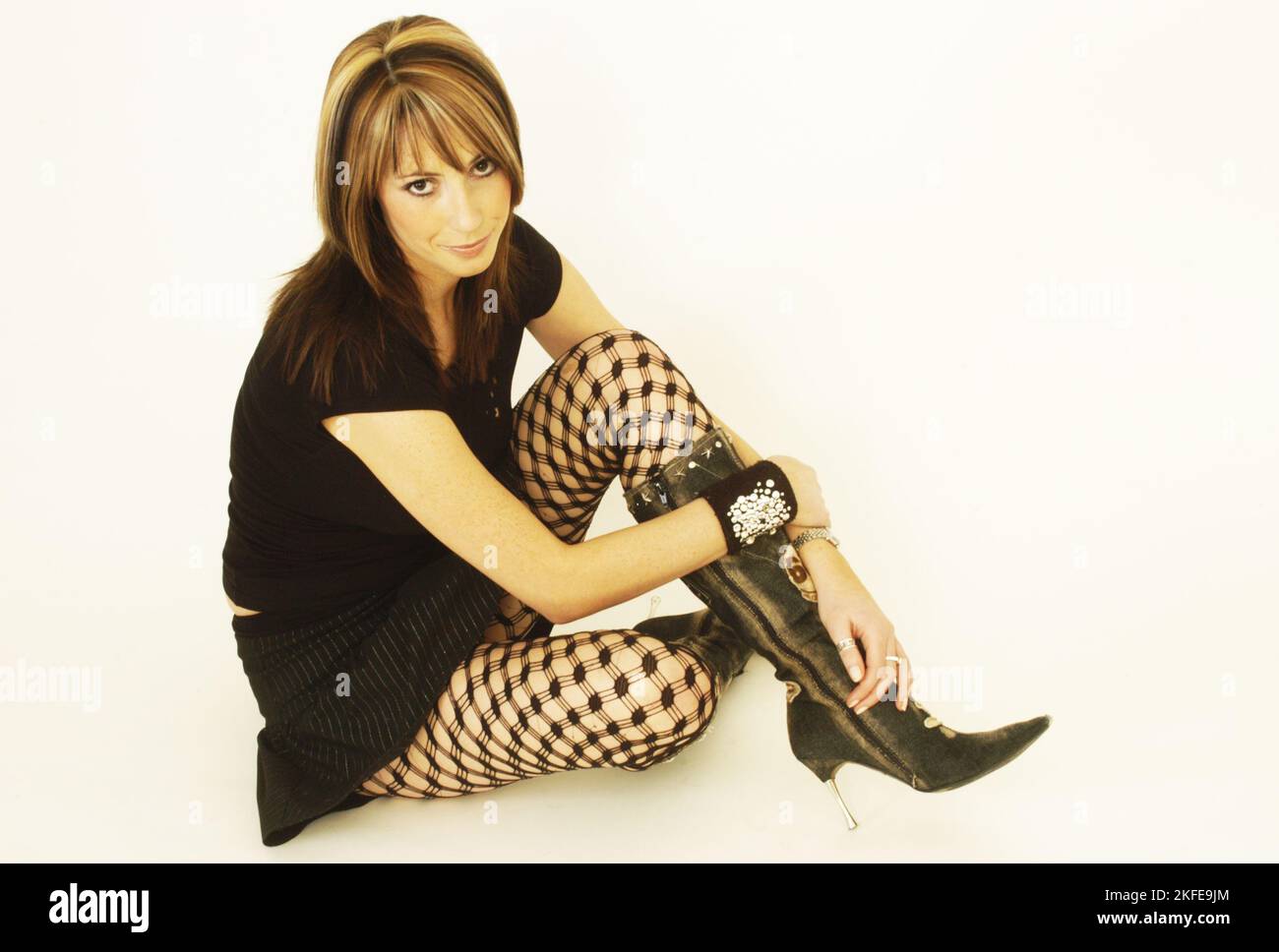 ALEX JONES, PRÉSENTATEUR TV, JEUNE, SHOOTING DE MODE : un shooting de mode Street style des années 2000 avec le jeune présentateur TV Alex Jones à Newport le 11 février 2004. Photographie : ROB WATKINS. INFO : Alex Jones est un présentateur de télévision gallois connu pour avoir co-animé 'The One Show' de BBC One depuis 2010. Réputée pour sa présence engageante et chaleureuse à l'écran, elle est devenue une figure aimée de la télévision britannique, contribuant à divers programmes et projets. Banque D'Images