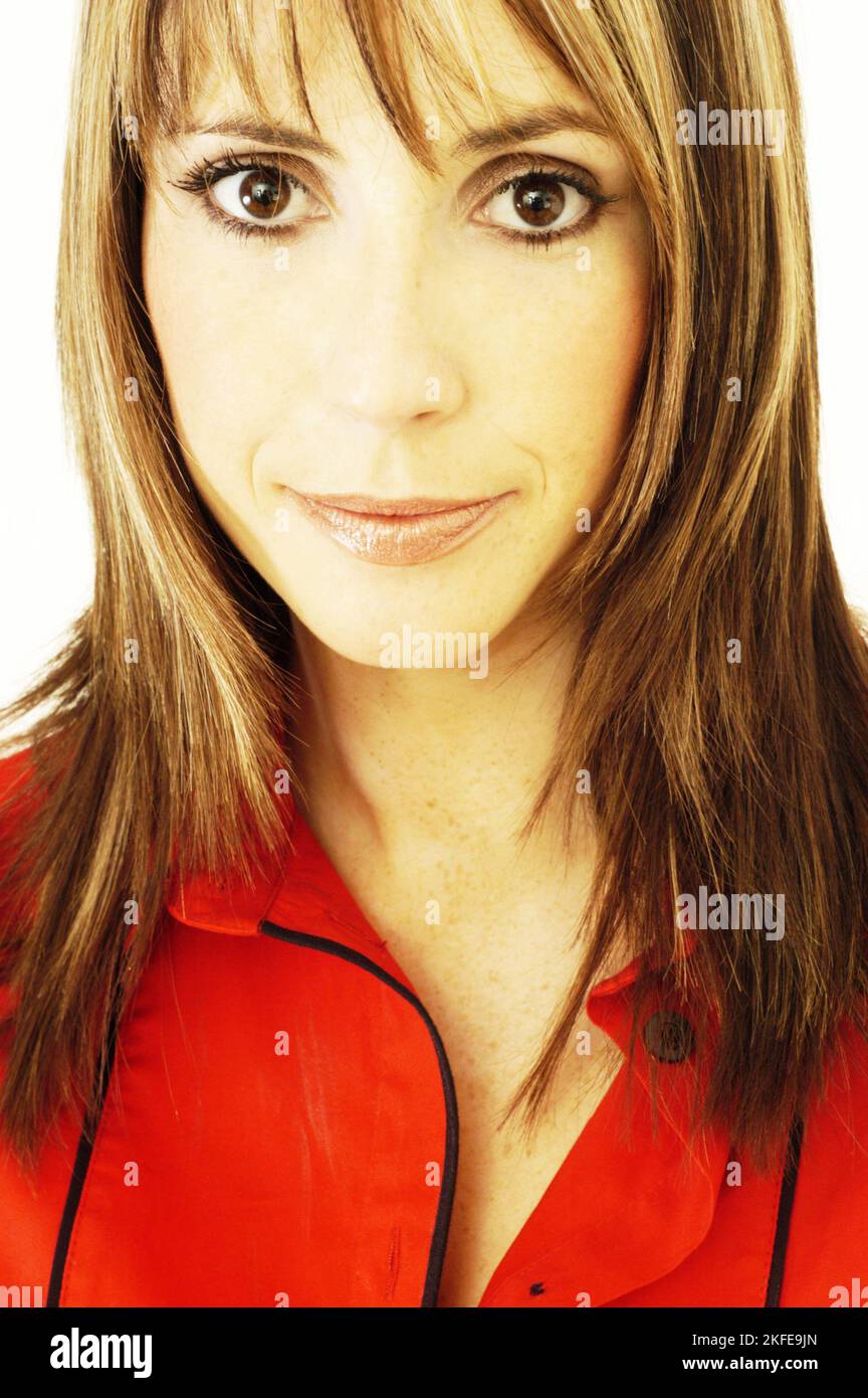 ALEX JONES, PRÉSENTATEUR TV, JEUNE, SHOOTING DE MODE : un shooting de mode Street style des années 2000 avec le jeune présentateur TV Alex Jones à Newport le 11 février 2004. Photographie : ROB WATKINS. INFO : Alex Jones est un présentateur de télévision gallois connu pour avoir co-animé 'The One Show' de BBC One depuis 2010. Réputée pour sa présence engageante et chaleureuse à l'écran, elle est devenue une figure aimée de la télévision britannique, contribuant à divers programmes et projets. Banque D'Images