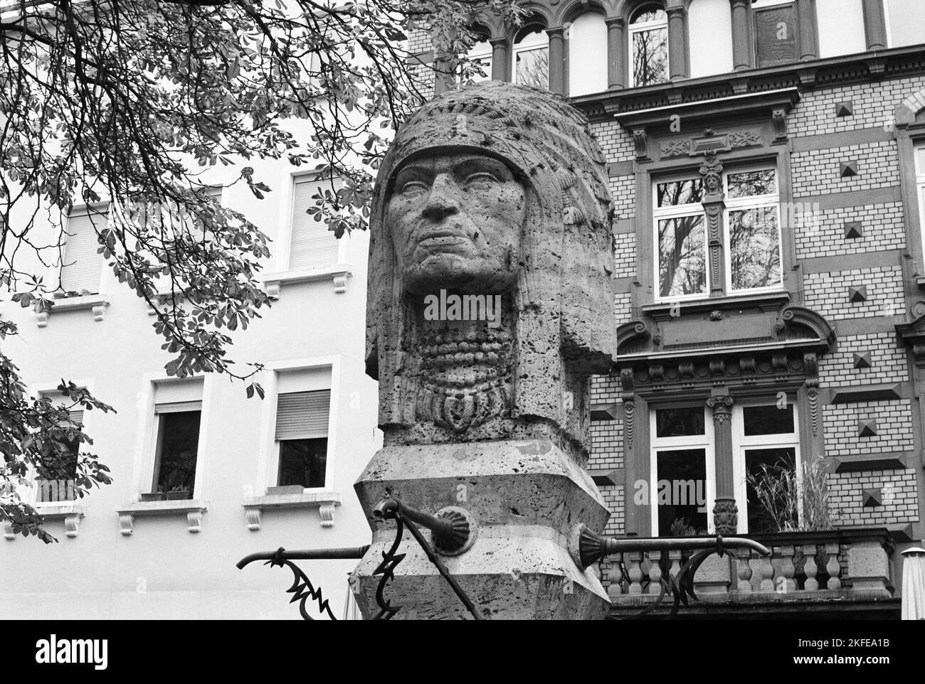 Der Indianerbrunnen ist ein 1924–1927 errichteter Brunnen mit einer doppelgesichtigen Indianerskulptur auf dem zentralen Werderplatz à Karlsruhe. Banque D'Images