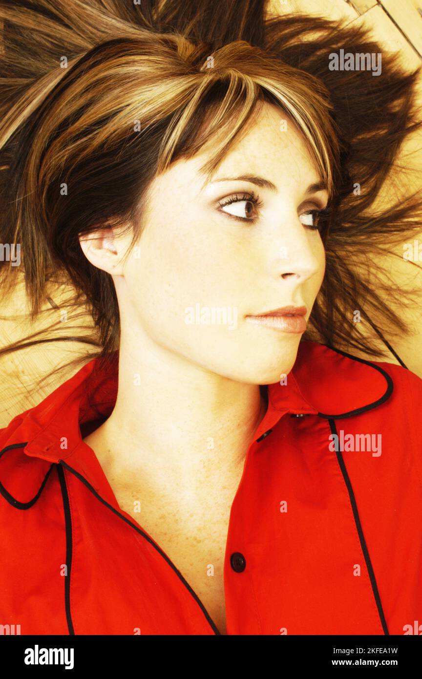 ALEX JONES, PRÉSENTATEUR TV, JEUNE, SHOOTING DE MODE : un shooting de mode Street style des années 2000 avec le jeune présentateur TV Alex Jones à Newport le 11 février 2004. Photographie : ROB WATKINS. INFO : Alex Jones est un présentateur de télévision gallois connu pour avoir co-animé 'The One Show' de BBC One depuis 2010. Réputée pour sa présence engageante et chaleureuse à l'écran, elle est devenue une figure aimée de la télévision britannique, contribuant à divers programmes et projets. Banque D'Images