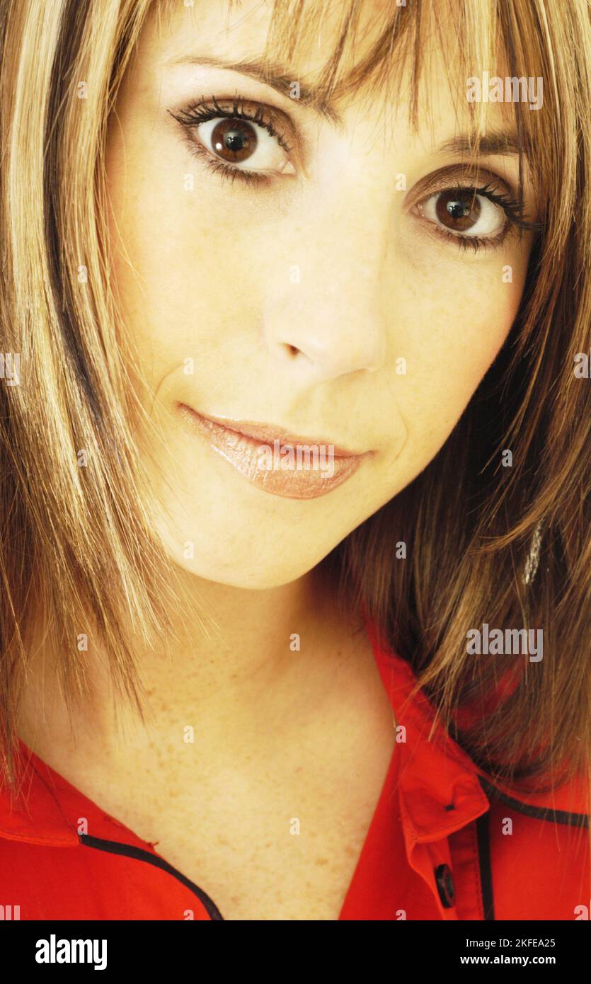 ALEX JONES, PRÉSENTATEUR TV, JEUNE, SHOOTING DE MODE : un shooting de mode Street style des années 2000 avec le jeune présentateur TV Alex Jones à Newport le 11 février 2004. Photographie : ROB WATKINS. INFO : Alex Jones est un présentateur de télévision gallois connu pour avoir co-animé 'The One Show' de BBC One depuis 2010. Réputée pour sa présence engageante et chaleureuse à l'écran, elle est devenue une figure aimée de la télévision britannique, contribuant à divers programmes et projets. Banque D'Images