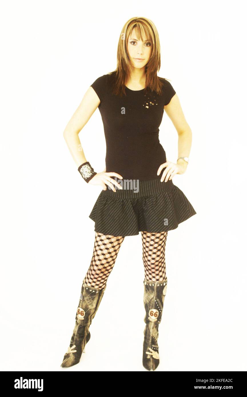 ALEX JONES, PRÉSENTATEUR TV, JEUNE, SHOOTING DE MODE : un shooting de mode Street style des années 2000 avec le jeune présentateur TV Alex Jones à Newport le 11 février 2004. Photographie : ROB WATKINS. INFO : Alex Jones est un présentateur de télévision gallois connu pour avoir co-animé 'The One Show' de BBC One depuis 2010. Réputée pour sa présence engageante et chaleureuse à l'écran, elle est devenue une figure aimée de la télévision britannique, contribuant à divers programmes et projets. Banque D'Images