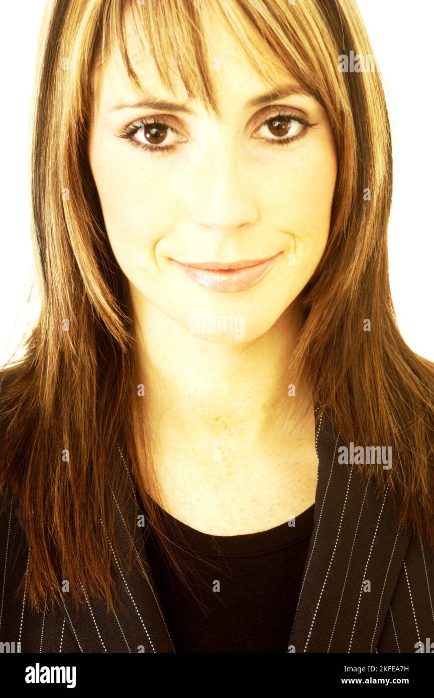 ALEX JONES, PRÉSENTATEUR TV, JEUNE, SHOOTING DE MODE : un shooting de mode Street style des années 2000 avec le jeune présentateur TV Alex Jones à Newport le 11 février 2004. Photographie : ROB WATKINS. INFO : Alex Jones est un présentateur de télévision gallois connu pour avoir co-animé 'The One Show' de BBC One depuis 2010. Réputée pour sa présence engageante et chaleureuse à l'écran, elle est devenue une figure aimée de la télévision britannique, contribuant à divers programmes et projets. Banque D'Images