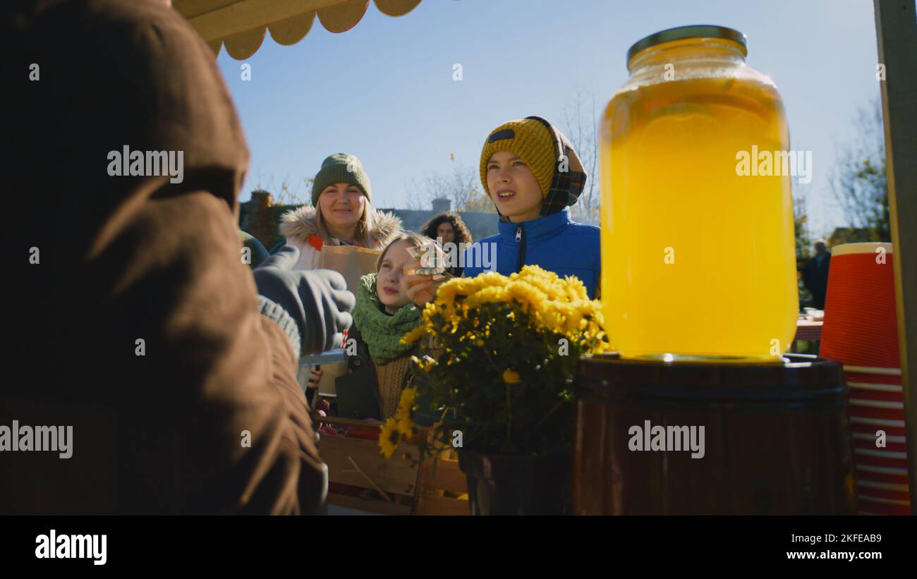 Mère avec deux enfants achetant la pastèque. Shopping sur le marché agricole local. Foire d'automne le week-end à l'extérieur. Plats végétariens et bio. Agriculture. Système de points de vente. Banque D'Images