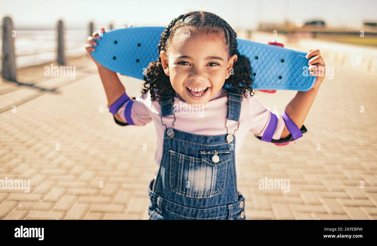 Skateur Asiatique Petite Fille Portant Un équipement De Sécurité Et De  Protection Jouant Sur Une Planche à Roulettes. Kid Skate Sur La Route à  L'extérieur