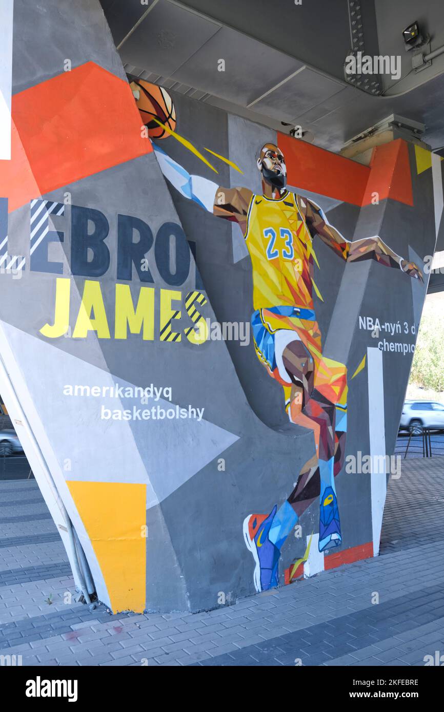 Une fresque peinte d'un ballon de basket-ball NBA de Los Angeles Laker Great Lebron James. Sur une route sous-terrain béton support à Astana, Nur Sultan, Kazakhs Banque D'Images