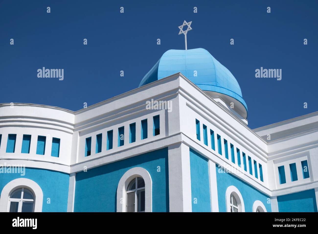 Façade extérieure de la synagogue juive bleu et blanc baroque, Beit Rachel W Astanie. À Astana, Nur Sultan, Kazakhstan. Banque D'Images
