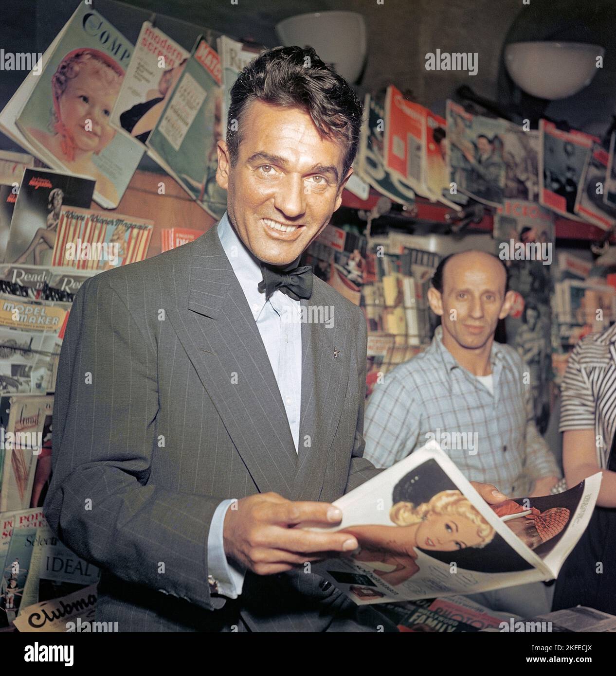 Gène Krupa. Batteur, chef de bande et compositeur de jazz américain. Né en janvier 15 1909, mort en octobre 16 1973. Il était connu pour avoir fait preuve d'énergie et de stratégie d'exposition. Krupa est considéré comme « le père fondateur du tambour moderne » par le magazine moderne des tambours. Il a été le premier batteur intronisé dans le hall moderne de la renommée 1978. Photographié pendant la représentation de i Stockholm et est à la recherche des sites de la capitale de la Suède en juillet 1952 Conard réf. BV91-6 Banque D'Images