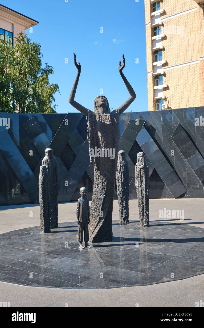 L'arrangement de sculpture, avec les bras surélevés d'une personne qui pleure. Au Monument aux victimes de la famine à Astana, Nur Sultan, Kazakhstan. Banque D'Images