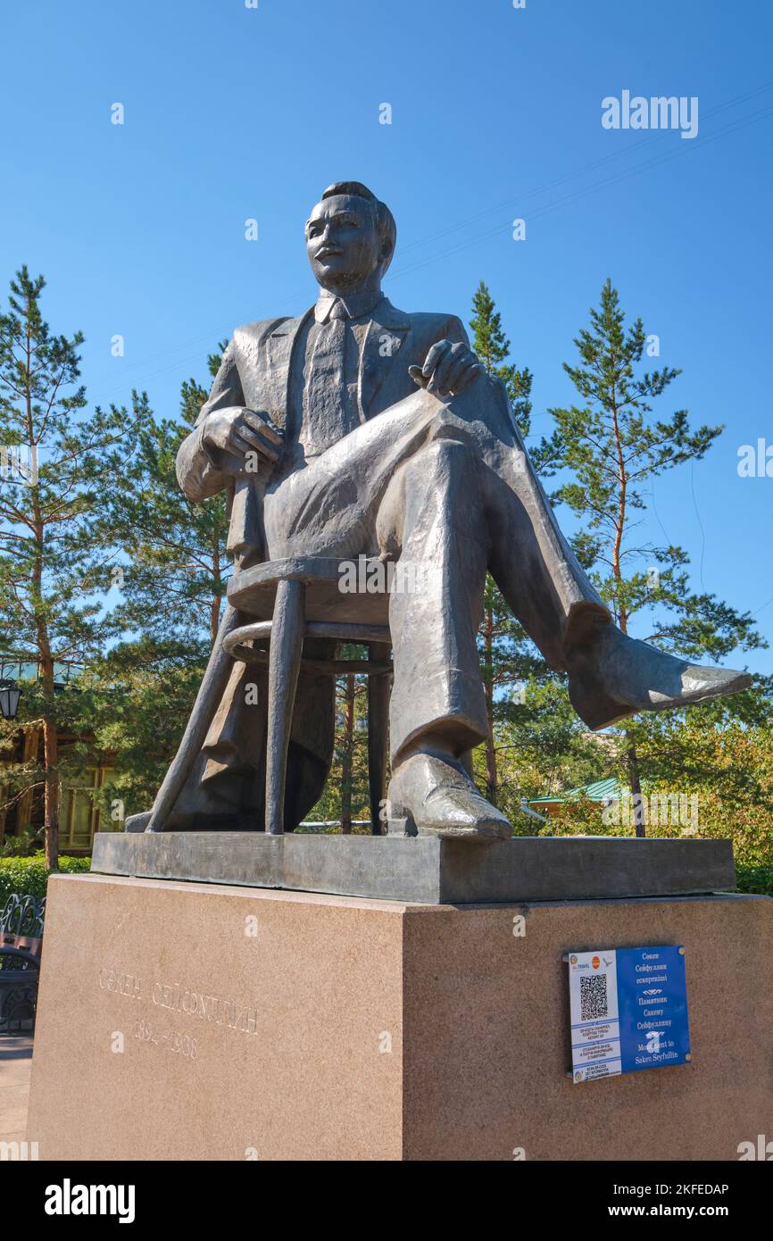 Une statue de bronze, l'éraflure d'une assise Saken Seifullin, chef de la littérature kazakhe moderne. À Astana, Nur Sultan, Kazakhstan. Banque D'Images