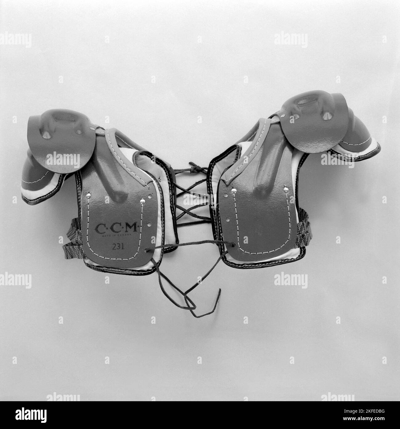 Hockey sur glace en 1960s. Détail de la protection populaire des épaules de hockey sur glace utilisée par les joueurs au cours de cette décennie. Suède 1960 Banque D'Images