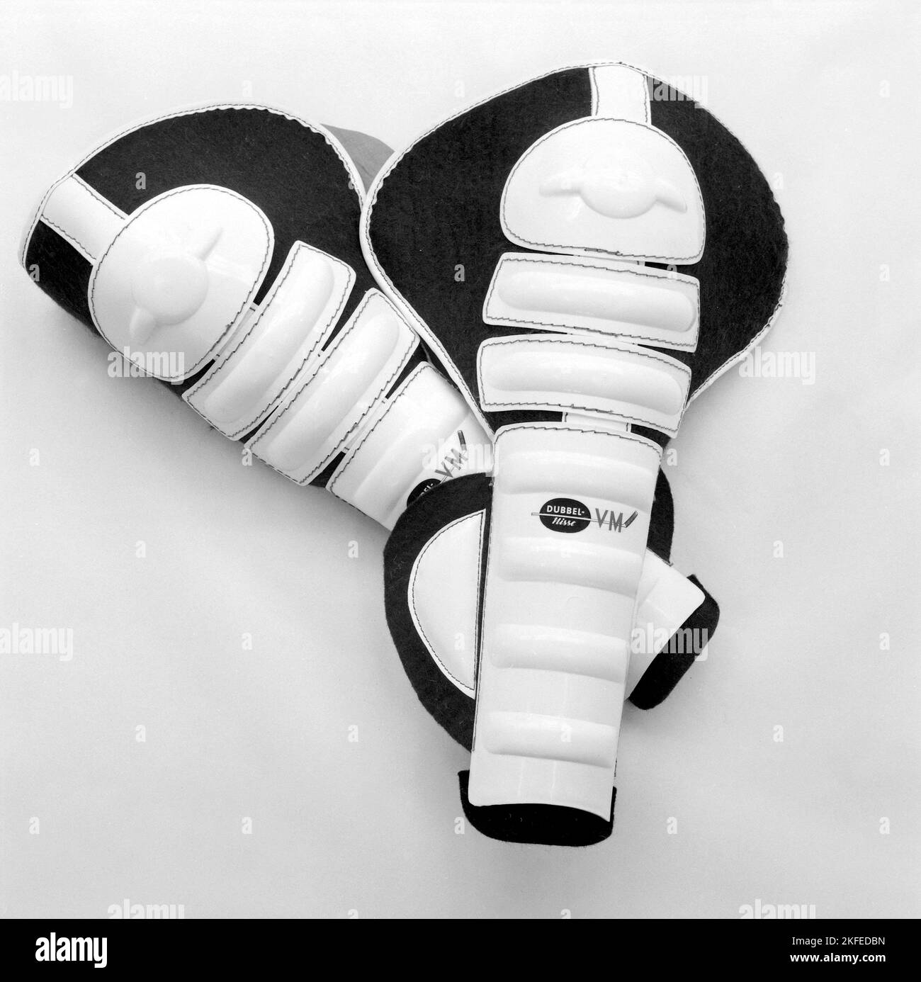 Hockey sur glace en 1960s. Détail des gardes de shin de hockey sur glace populaires utilisés par les joueurs au cours de cette décennie. Suède 1960 Banque D'Images