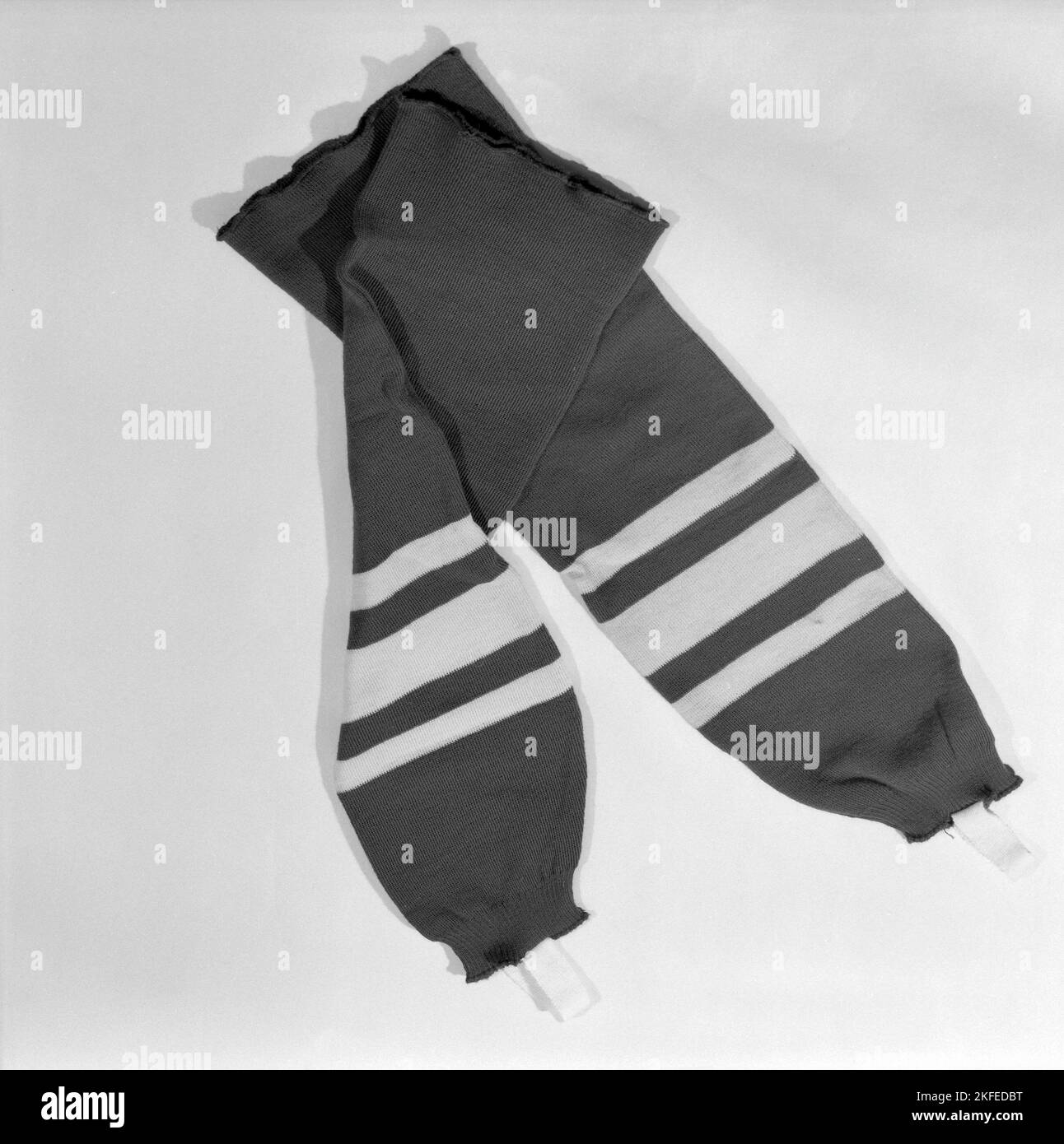 Hockey sur glace en 1960s. Détail des chaussettes longues populaires de hockey sur glace utilisées par les joueurs au cours de cette décennie. Suède 1960 Banque D'Images