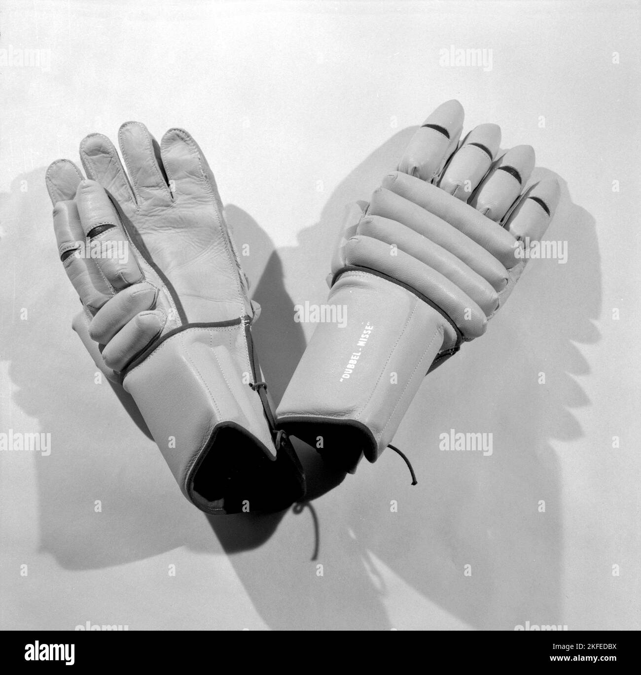 Hockey sur glace en 1960s. Détail des gants populaires de hockey sur glace utilisés par les joueurs au cours de cette décennie. Suède 1960 Banque D'Images