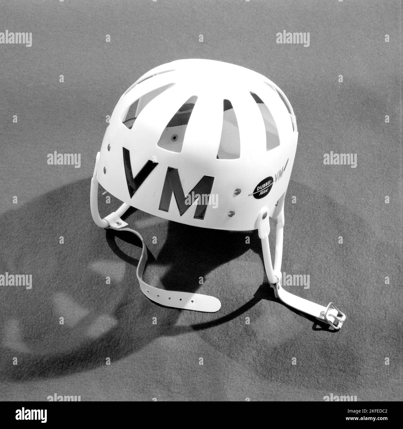 Hockey sur glace en 1960s. Détail du célèbre casque de hockey sur glace utilisé par les joueurs au cours de cette décennie. Suède 1960 Banque D'Images