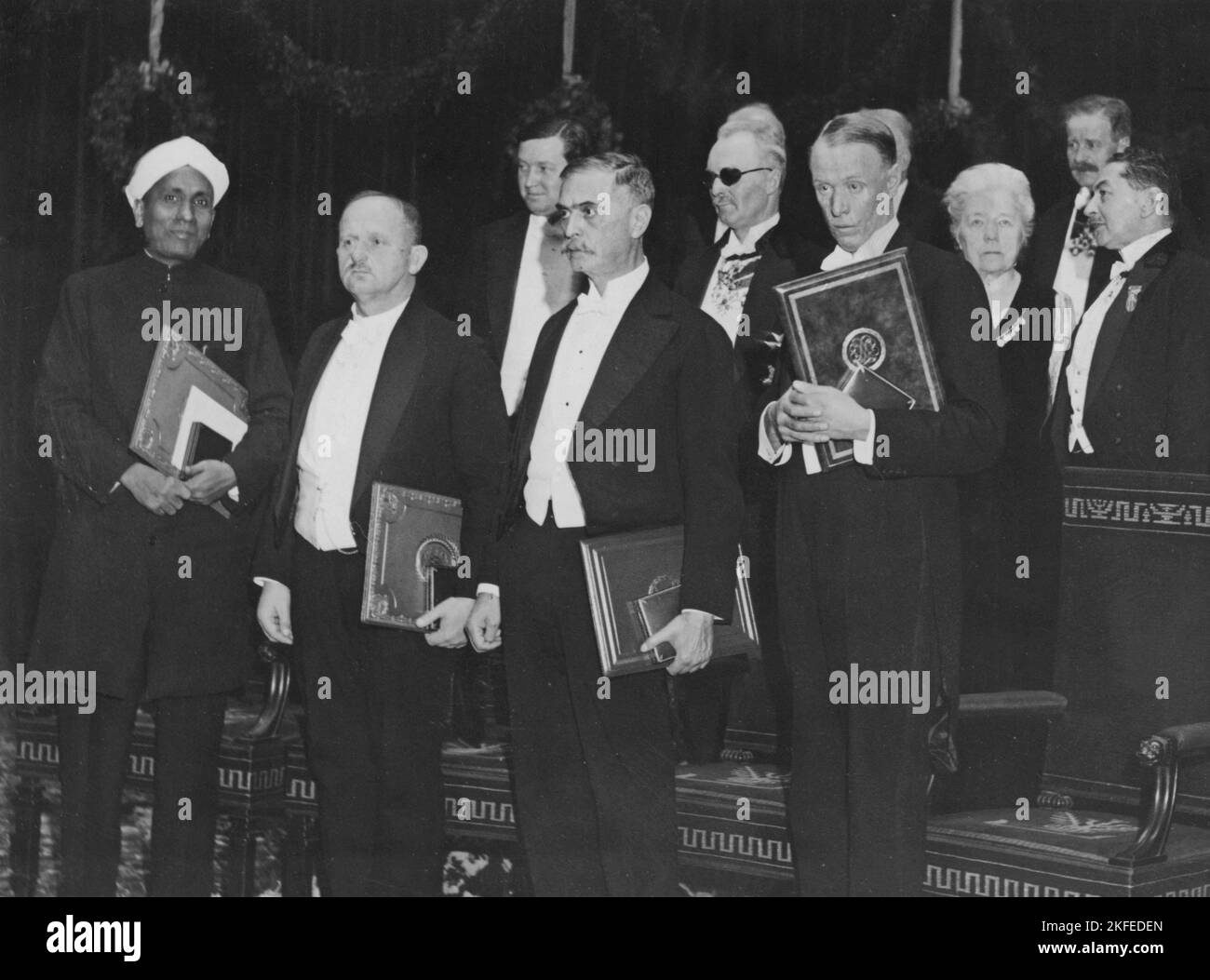 Sinclair Lewis. Écrivain et dramaturge américain. Né le 7 1885 février au 10 1951 janvier. Il est devenu le premier écrivain des États-Unis à recevoir le prix Nobel de littérature. Il est surtout connu pour ses romans main Street, Babbitt, Arrowsmith, Elmer Gantry, Dodsworth et cela ne peut pas se produire ici. Photo à droite dans la première rangée parmi lors de la cérémonie de Noble Price dans la littérature en 1930. Sur la photo aussi; Chandrasekhara Raman, Hans Fischer, Karl Landsteiner, Gustaf Dalén, Selma Lagerlöf, Banque D'Images