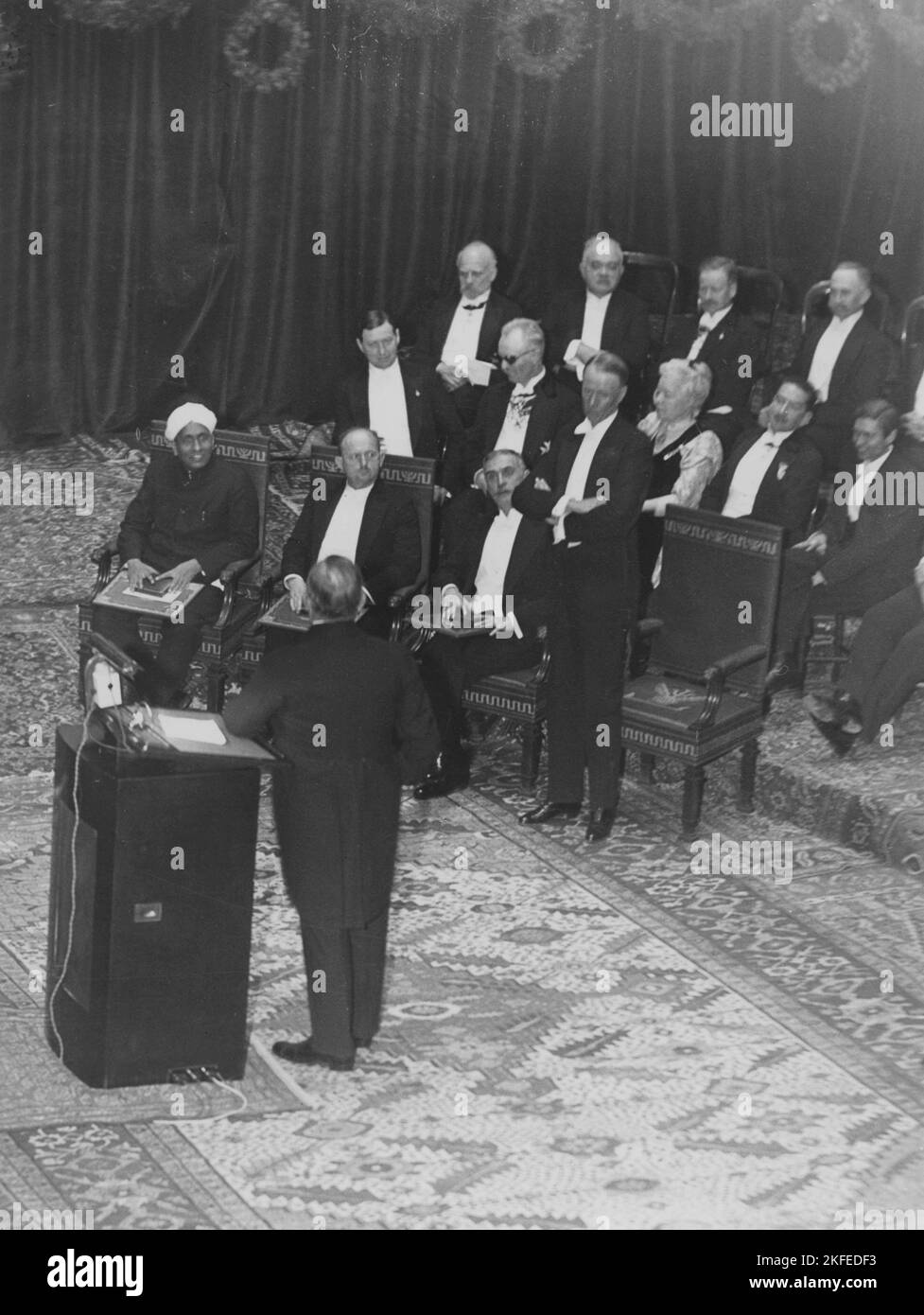 Sinclair Lewis. Écrivain et dramaturge américain. Né le 7 1885 février au 10 1951 janvier. Il est devenu le premier écrivain des États-Unis à recevoir le prix Nobel de littérature. Il est surtout connu pour ses romans main Street, Babbitt, Arrowsmith, Elmer Gantry, Dodsworth et cela ne peut pas se produire ici. Photo debout parmi lors de la cérémonie de Noble Price dans la littérature en 1930. Dans la photo aussi; Chandrasekhara Raman, Hans Fischer, Karl Landsteiner, Selma Lagerlöf, Gustaf Dalén. Banque D'Images