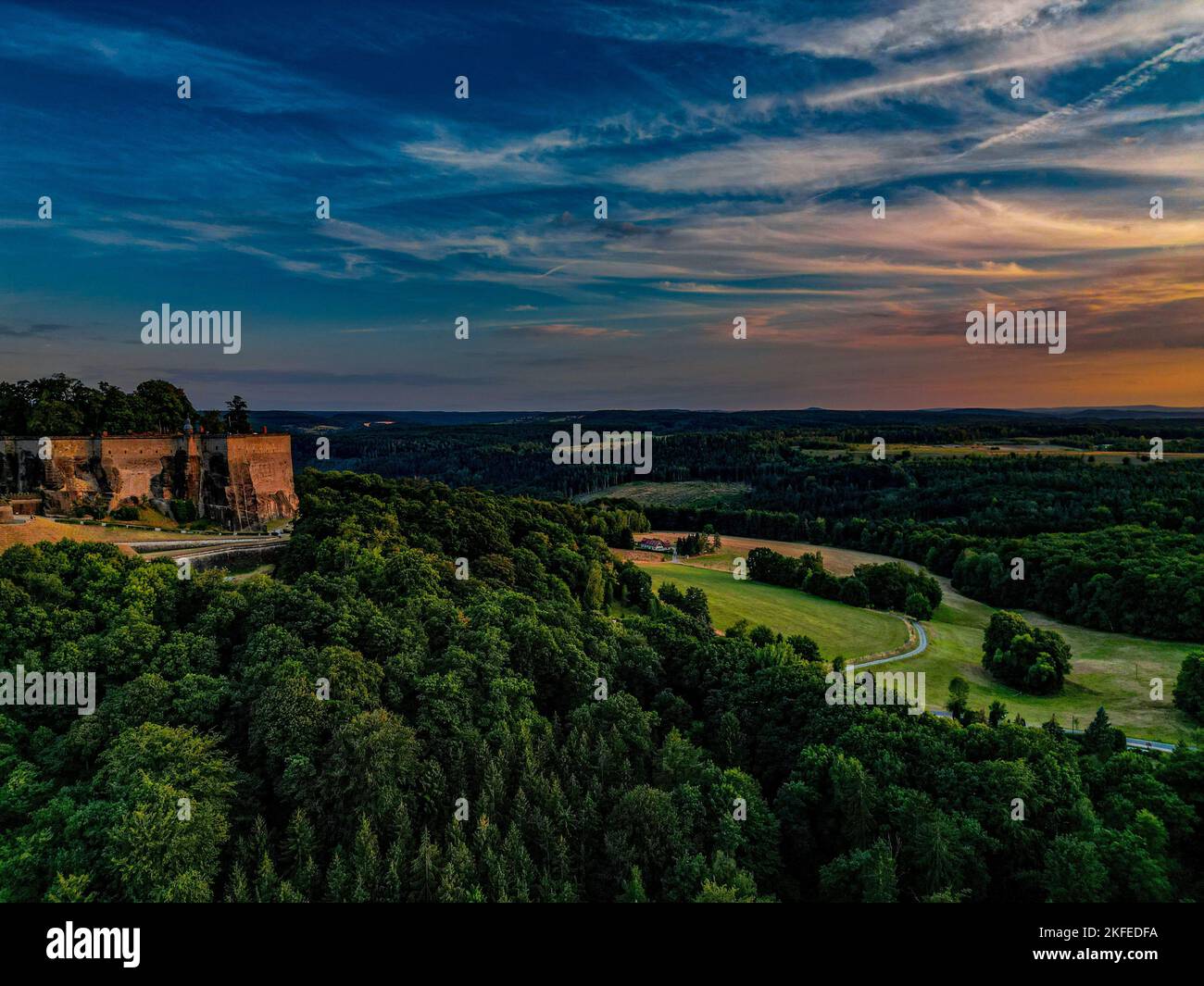 Un beau paysage de forêts vertes et un château en ruines au coucher du soleil Banque D'Images