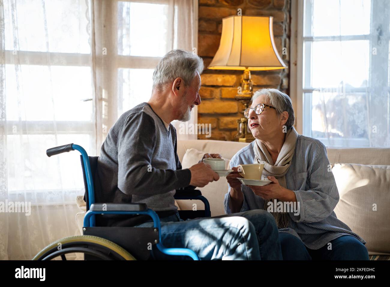 Homme mature avec un handicap en fauteuil roulant s'amusant avec sa femme. Concept d'amour de couple senior familial Banque D'Images