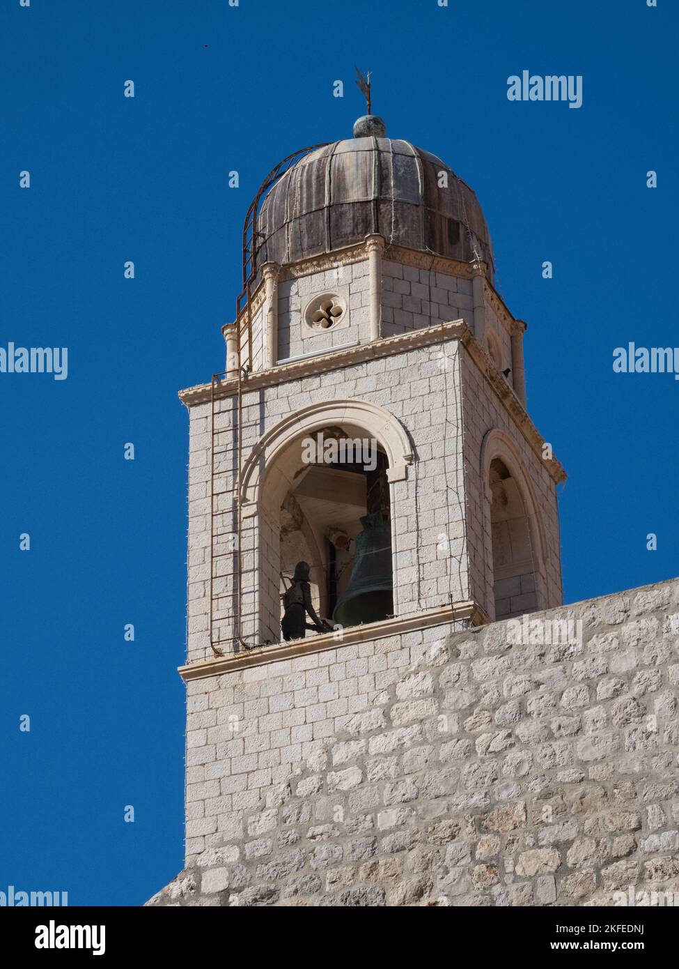 Tour de l'horloge à Luža place Debrovnik en Croatie montrant le toit en dôme et la cloche Banque D'Images