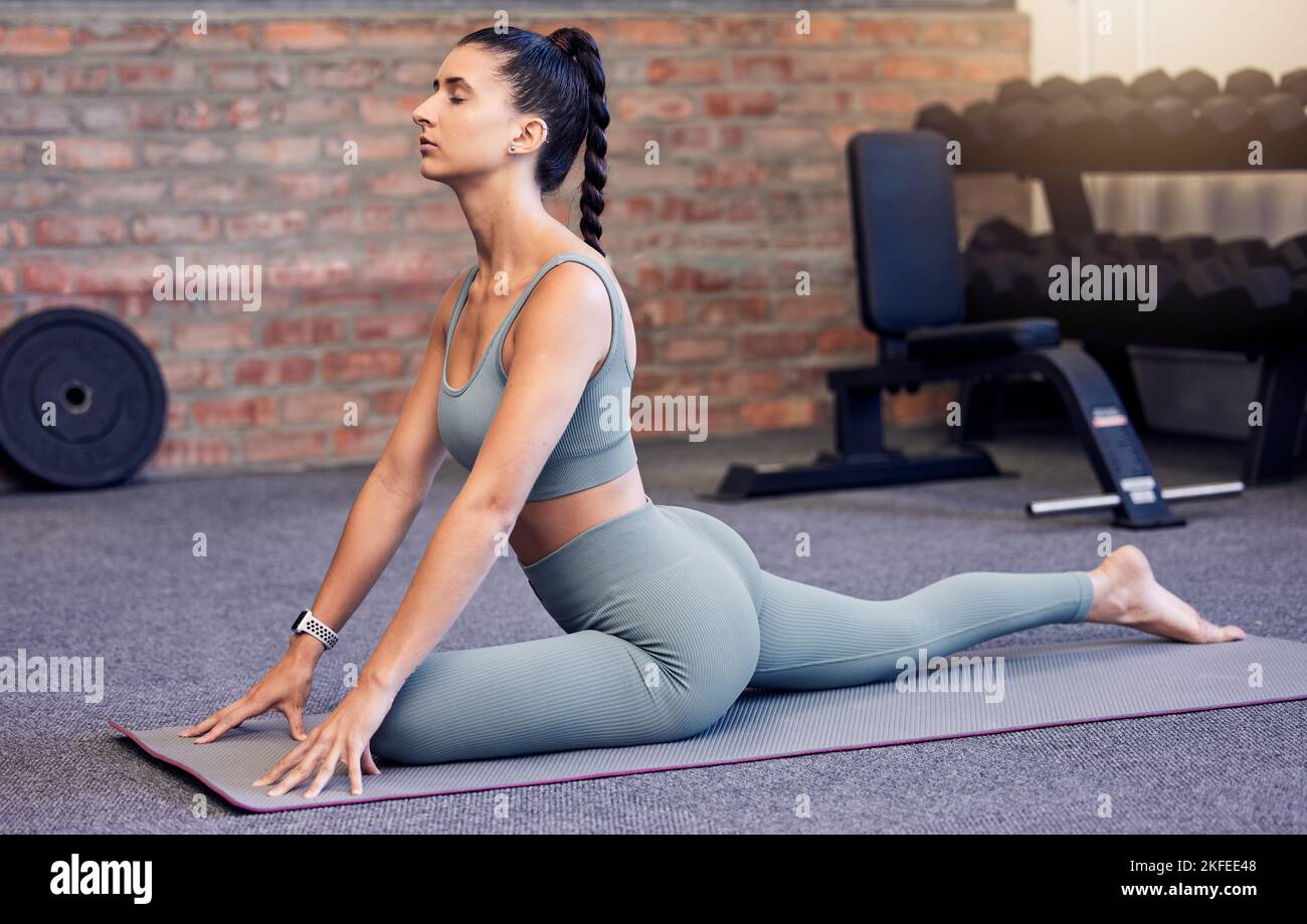 Yoga, stretching et femme sur le sol de la salle de gym pour la forme physique, pilates et l'entraînement de corps avec le calme, la méditation et l'énergie curative. Jeunes sportifs, athlète Banque D'Images