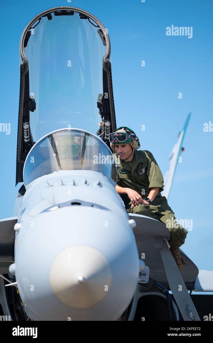 Maître de Gunnery du corps des Marines des États-Unis Sgt. Margarito Casarez Jr., Marine Fighter Attack Squadron 101 (VMFAT-101), chef de l'avionique, Marine corps Air Station Miramar (Californie), effectue les vérifications d'entretien post-vol d'un F/A-18 Super Hornet dans le cadre du programme d'évaluation du système d'armes est-22,12 à la base aérienne de Tyndall, en Floride, le 12 septembre 2022. Le WSEP est un exercice d’évaluation officiel de deux semaines conçu pour mettre à l’essai les capacités d’un escadron à conduire des systèmes d’armes à feu vivant pendant des missions d’entraînement de combat air-air. Banque D'Images