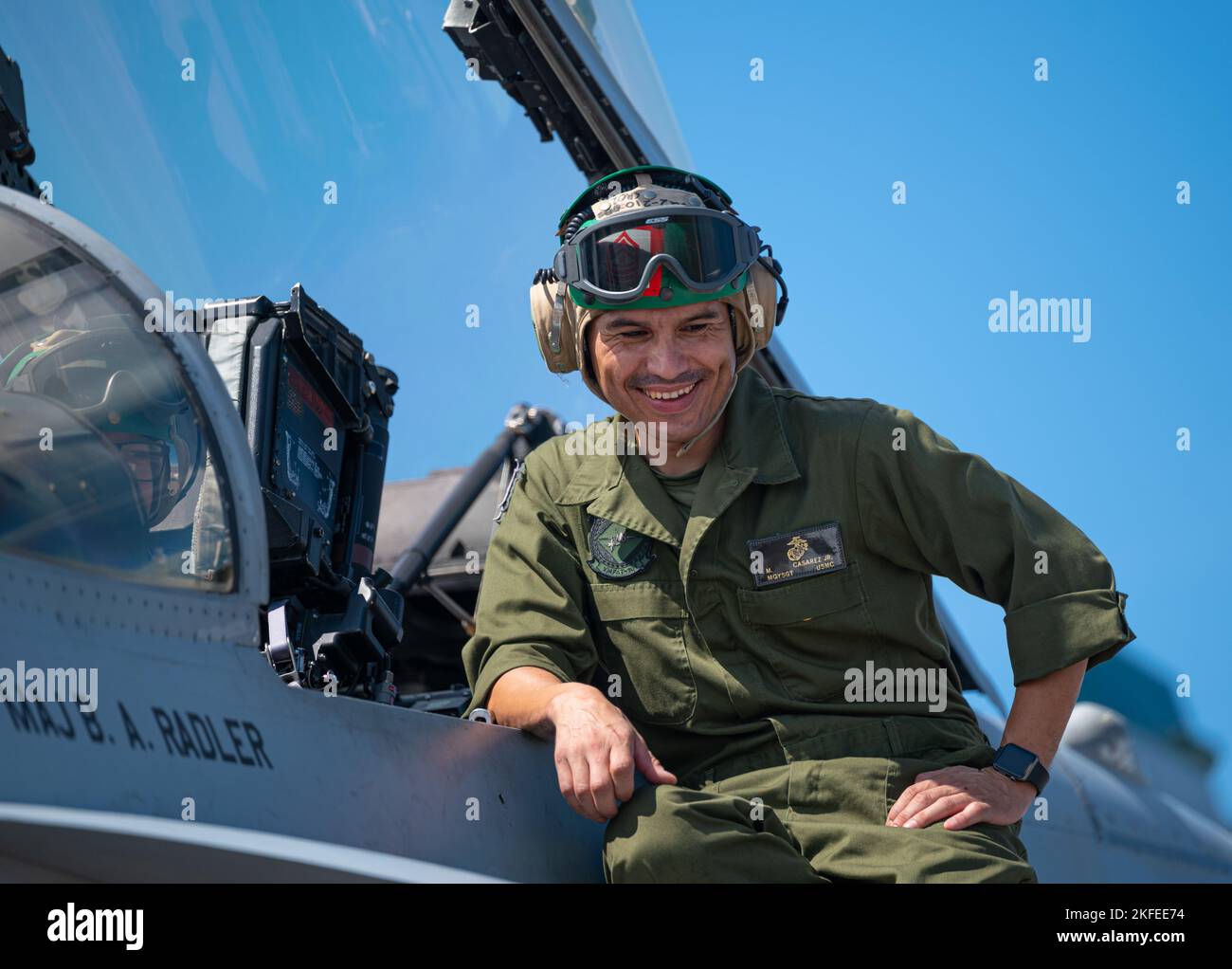 Maître de Gunnery du corps des Marines des États-Unis Sgt. Margarito Casarez Jr., Marine Fighter Attack Squadron 101 (VMFAT-101), chef de l'avionique, Marine corps Air Station Miramar (Californie), effectue les vérifications d'entretien post-vol d'un F/A-18 Super Hornet dans le cadre du programme d'évaluation du système d'armes est-22,12 à la base aérienne de Tyndall, en Floride, le 12 septembre 2022. Le WSEP est un exercice d’évaluation officiel de deux semaines conçu pour mettre à l’essai les capacités d’un escadron à conduire des systèmes d’armes à feu vivant pendant des missions d’entraînement de combat air-air. Banque D'Images