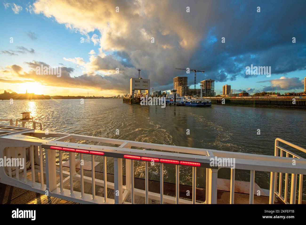 Vue sur la Tamise et le terminal du ferry de Woolwich depuis le Stern of the Ferry. Banque D'Images